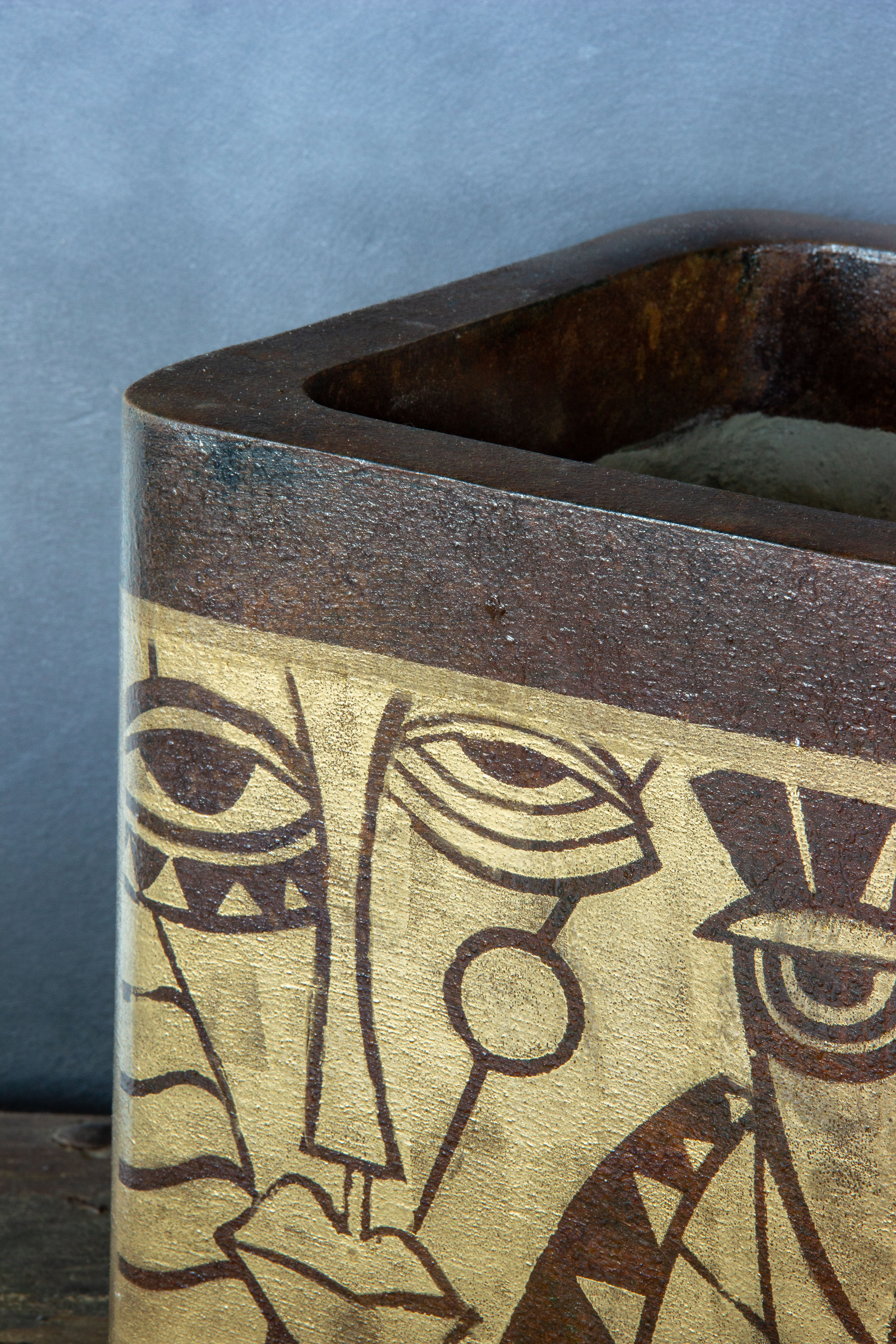 Osłonka na doniczkę z geometryczno-abstrakcyjnymi twarzami, efekt kortenu, ręcznie wykonana i malowana